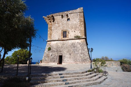 La torre de vigilancia Doria o torre Scopello en la costa norte de Sicilia es parte de la Tonnara de Scopello, la famosa y antigua fábrica de atún y estación de pesca del pueblo de Scopello