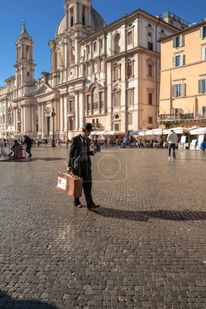 Foto de Roma, Italia- Noviembre 2022: artista callejero en Piazza Navona - Imagen libre de derechos