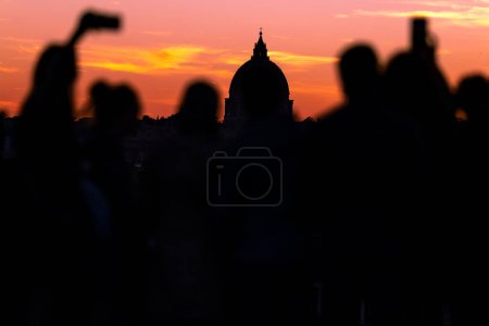 Téléchargez les photos : Rome, Italie- Novembre 2022 : Coucher de soleil romantique depuis la terrasse de la Villa Borghese - en image libre de droit