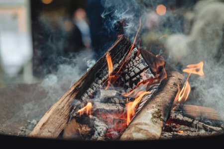 Téléchargez les photos : Luxembourg - Novembre 2022 : combustion de bois devant une cheminée extérieure - en image libre de droit