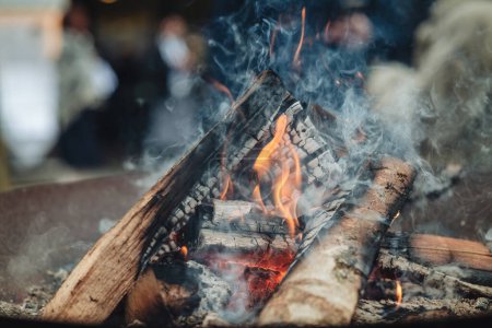 Téléchargez les photos : Luxembourg - Novembre 2022 : combustion de bois devant une cheminée extérieure - en image libre de droit