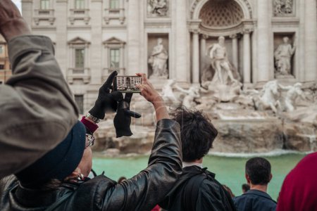 Téléchargez les photos : Rome, Italie- Novembre 2022 : La belle architecture de la célèbre fontaine de Trevi - en image libre de droit