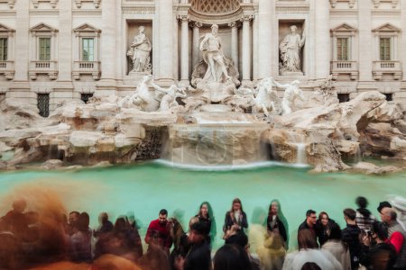 Téléchargez les photos : Rome, Italie- Novembre 2022 : La belle architecture de la célèbre fontaine de Trevi - en image libre de droit