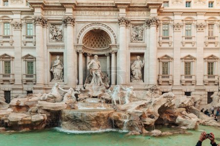 Foto de Roma, Italia- Noviembre 2022: La hermosa arquitectura de la famosa fuente de Trevi - Imagen libre de derechos