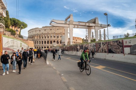 Téléchargez les photos : Rome, Italie- Novembre 2022 : Les nouvelles constructions de la ligne de métro par le Colisée - en image libre de droit