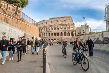 Téléchargez les photos : Rome, Italie- Novembre 2022 : Les nouvelles constructions de la ligne de métro par le Colisée - en image libre de droit