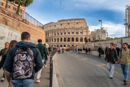 Foto de Roma, Italia- Noviembre 2022: Las nuevas construcciones de la línea de metro por el Coliseo - Imagen libre de derechos