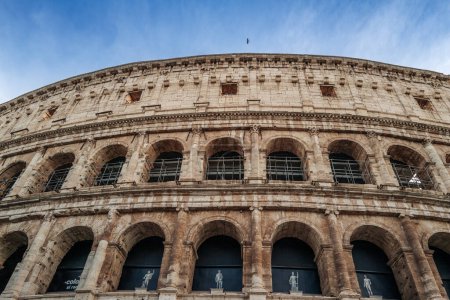Foto de Roma, Italia- Noviembre 2022: La hermosa arquitectura de la arena romana del Coliseo - Imagen libre de derechos