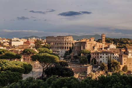 Foto de Roma, Italia- Noviembre 2022: La hermosa arquitectura de la arena romana del Coliseo - Imagen libre de derechos