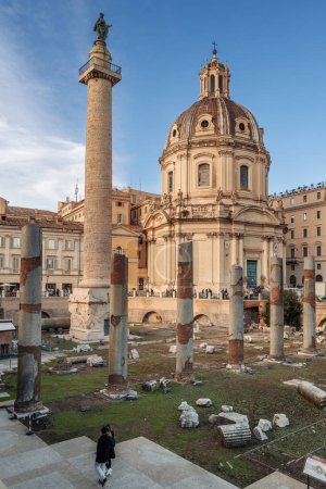 Téléchargez les photos : Rome, Italie- Novembre 2022 : La belle Colonna Trainana par le parc Fori Imperiali - en image libre de droit