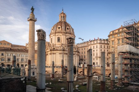 Téléchargez les photos : Rome, Italie- Novembre 2022 : La belle Colonna Trainana par le parc Fori Imperiali - en image libre de droit