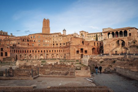 Foto de Roma, Italia- Noviembre 2022: Las hermosas ruinas y arquitecturas del parque Fori Imperiali - Imagen libre de derechos