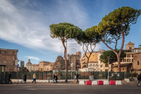 Téléchargez les photos : Rome, Italie- Novembre 2022 : Les belles ruines et les architectures du parc Fori Imperiali - en image libre de droit