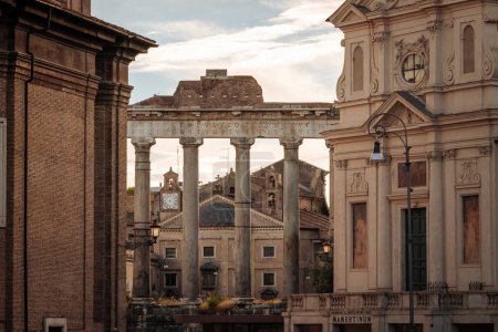 Foto de Roma, Italia- Noviembre 2022: Las hermosas ruinas y arquitecturas del parque Fori Imperiali - Imagen libre de derechos