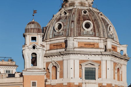 Foto de Roma, Italia- Noviembre 2022: hermosa e icónica arquitectura y cúpulas de iglesias en la ciudad - Imagen libre de derechos