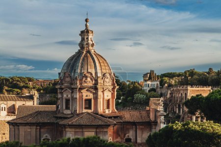 Téléchargez les photos : Rome, Italie- Novembre 2022 : belle et emblématique architecture et dômes d'église dans la ville - en image libre de droit