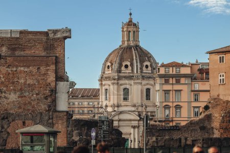 Foto de Roma, Italia- Noviembre 2022: hermosa e icónica arquitectura y cúpulas de iglesias en la ciudad - Imagen libre de derechos