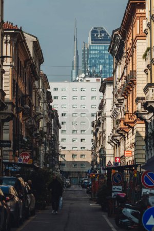 Téléchargez les photos : Milan, Italie - Mars 2023 : architecture moderne et ancienne dans la ville - en image libre de droit