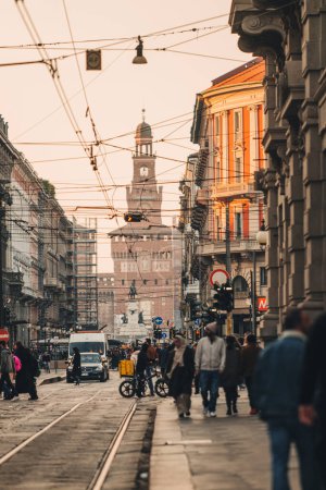 Foto de Milano, Italia - Marzo 2023: Escenas de la vida callejera cerca del antiguo castillo - Imagen libre de derechos