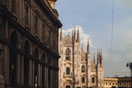 Téléchargez les photos : Milan, Italie - Mars 2023 : Scènes de vie dans la rue - en image libre de droit