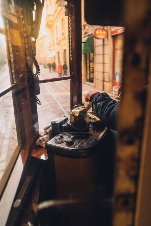 Téléchargez les photos : Milan, Italie - Mars 2023 : Conduire le vieux tramway historique - en image libre de droit