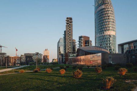 Téléchargez les photos : Milan, Italie - Avril 2023 : L'architecture moderne emblématique de Gae Aulenti - en image libre de droit