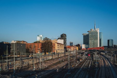 Téléchargez les photos : Milan, Italie - Avril 2023 : Vue de la place Gae Aulenti depuis la gare de Garibaldi - en image libre de droit