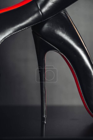 Foto de Milán, Italia - Abril 2023: Bodegón de los zapatos icónicos modelo Louboutin Así Kate 120 - Imagen libre de derechos