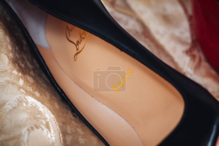 Foto de Milán, Italia - Abril 2023: Bodegón de los zapatos icónicos modelo Louboutin Así Kate 120 - Imagen libre de derechos