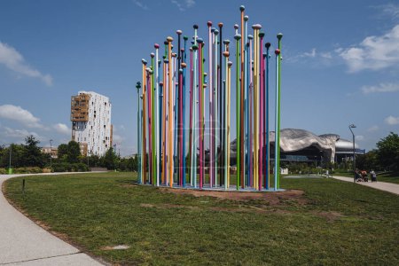 Téléchargez les photos : Milan, Italie - Juin 2023 : Coloris, la belle sculpture moderne dans le célèbre quartier appelé City Life - en image libre de droit