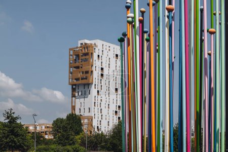 Foto de Milán, Italia - junio 2023: Coloris, la bella escultura moderna en el famoso barrio llamado City Life - Imagen libre de derechos
