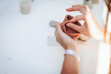Foto de Primer plano de las manos de los niños modelando arcilla - Imagen libre de derechos