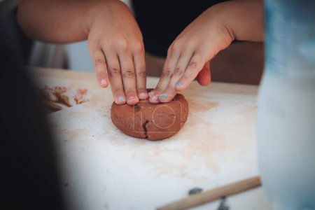 Téléchargez les photos : Gros plan des mains d'enfants modelant l'argile - en image libre de droit