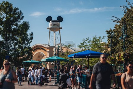 Téléchargez les photos : Paris, France- Septembre 2023 : Tour Mickey Mouse aux studios Disneyland - en image libre de droit