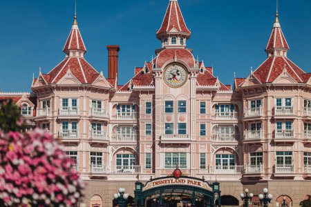 Téléchargez les photos : Paris, France- Septembre 2023 : Détails architecturaux au parc d'attractions Disneyland - en image libre de droit