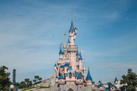 Téléchargez les photos : Paris, France- Septembre 2023 : Le château emblématique du parc d'attractions Disneyland - en image libre de droit