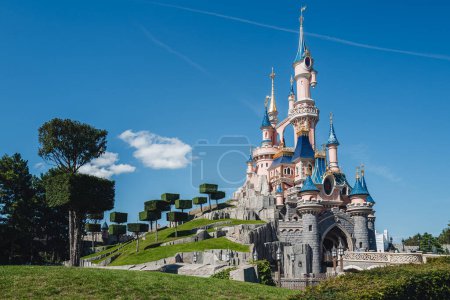 Téléchargez les photos : Paris, France- Septembre 2023 : Le château emblématique du parc d'attractions Disneyland - en image libre de droit