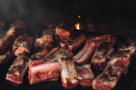Foto de Cocinar carne en una parrilla de barbacoa - Imagen libre de derechos