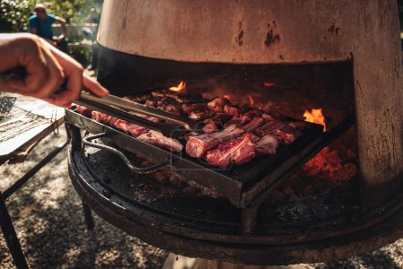 Téléchargez les photos : Cuisson de viande sur un barbecue - en image libre de droit