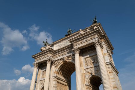 Téléchargez les photos : Milan, Italie - Juin 2023 : Le monument emblématique, Arco della Pace dans le parc du Sempione - en image libre de droit