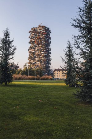 Foto de MILÁN, ITALIA - 21 DE NOVIEMBRE DE 2023 - "Bosco Verticale", bosque vertical en otoño, apartamentos de diseño y edificios en el distrito "Isola" de la ciudad de Milán, Italia - Imagen libre de derechos