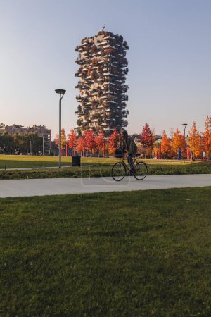 Téléchargez les photos : MILAN, ITALIE - 21 NOVEMBRE 2023 - "Bosco Verticale", forêt verticale à l'automne, concevoir des appartements et des bâtiments dans le quartier "Isola" de la ville de Milan, Italie - en image libre de droit