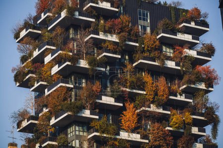 Foto de MILÁN, ITALIA - 21 DE NOVIEMBRE DE 2023 - "Bosco Verticale", bosque vertical en otoño, apartamentos de diseño y edificios en el distrito "Isola" de la ciudad de Milán, Italia - Imagen libre de derechos
