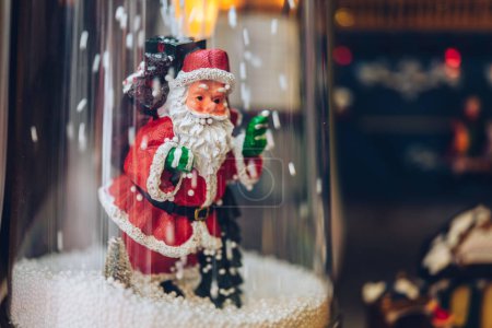 Téléchargez les photos : Luxembourg, 01 décembre 2023 : Petite décoration de Santa Klaus aux marchés de Noël Winterlights dans la ville - en image libre de droit