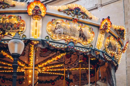 Foto de Ciudad de Luxemburgo, 01 de diciembre de 2023: Carrusel de ensueño de cerca en los mercados de Navidad de Winterlights en la ciudad - Imagen libre de derechos