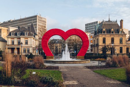 Téléchargez les photos : Luxembourg, 01 décembre 2023 : La grande installation en forme de coeur rouge aux marchés de Noël Winterlights dans la ville - en image libre de droit