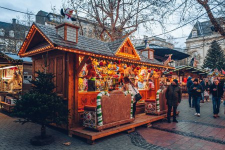 Foto de Ciudad de Luxemburgo, 01 de diciembre de 2023: Invernaderos Mercados navideños en la ciudad - Imagen libre de derechos
