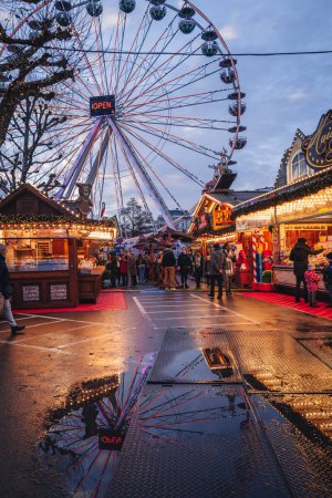 Téléchargez les photos : Luxembourg, 01 décembre 2023 : Roue panoramique aux lumières de l'hiver Marchés de Noël dans la ville - en image libre de droit