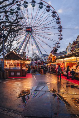 Téléchargez les photos : Luxembourg, 01 décembre 2023 : Roue panoramique aux lumières de l'hiver Marchés de Noël dans la ville - en image libre de droit