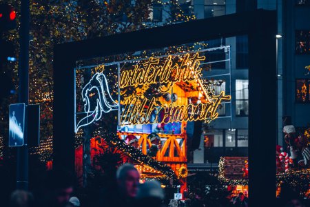 Foto de Ciudad de Luxemburgo, 01 de diciembre de 2023: Decoraciones de luces en los mercados de Navidad de Winterlights en la ciudad - Imagen libre de derechos